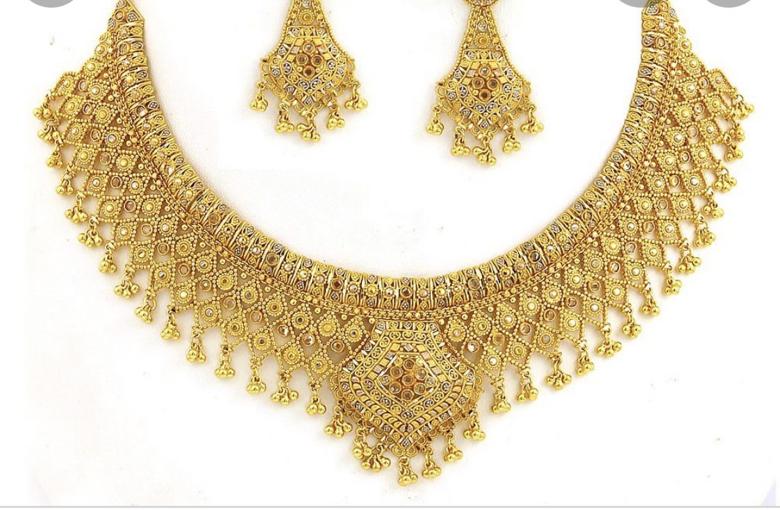 Intricate gold necklance and earrings