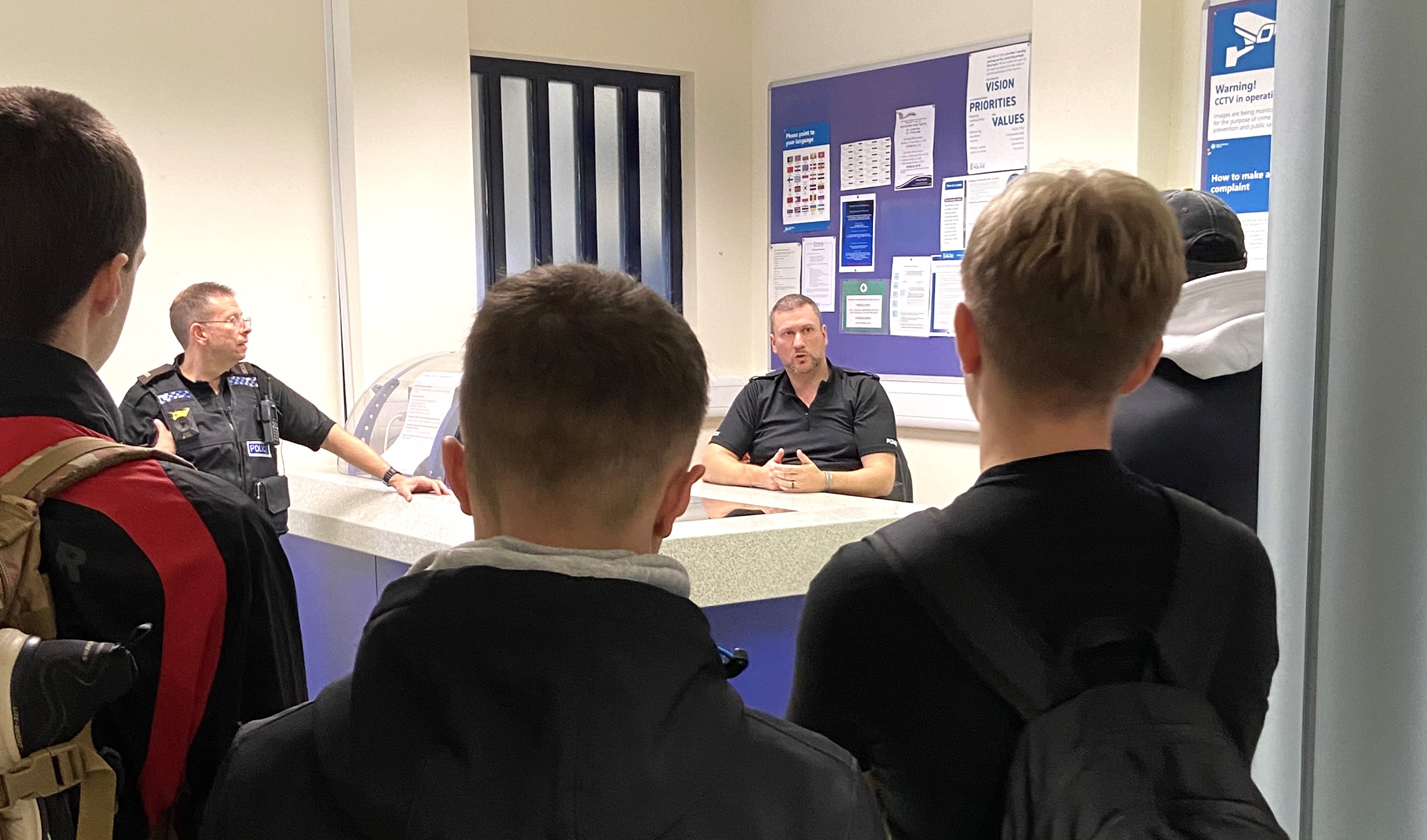 Police officer talking to students. 